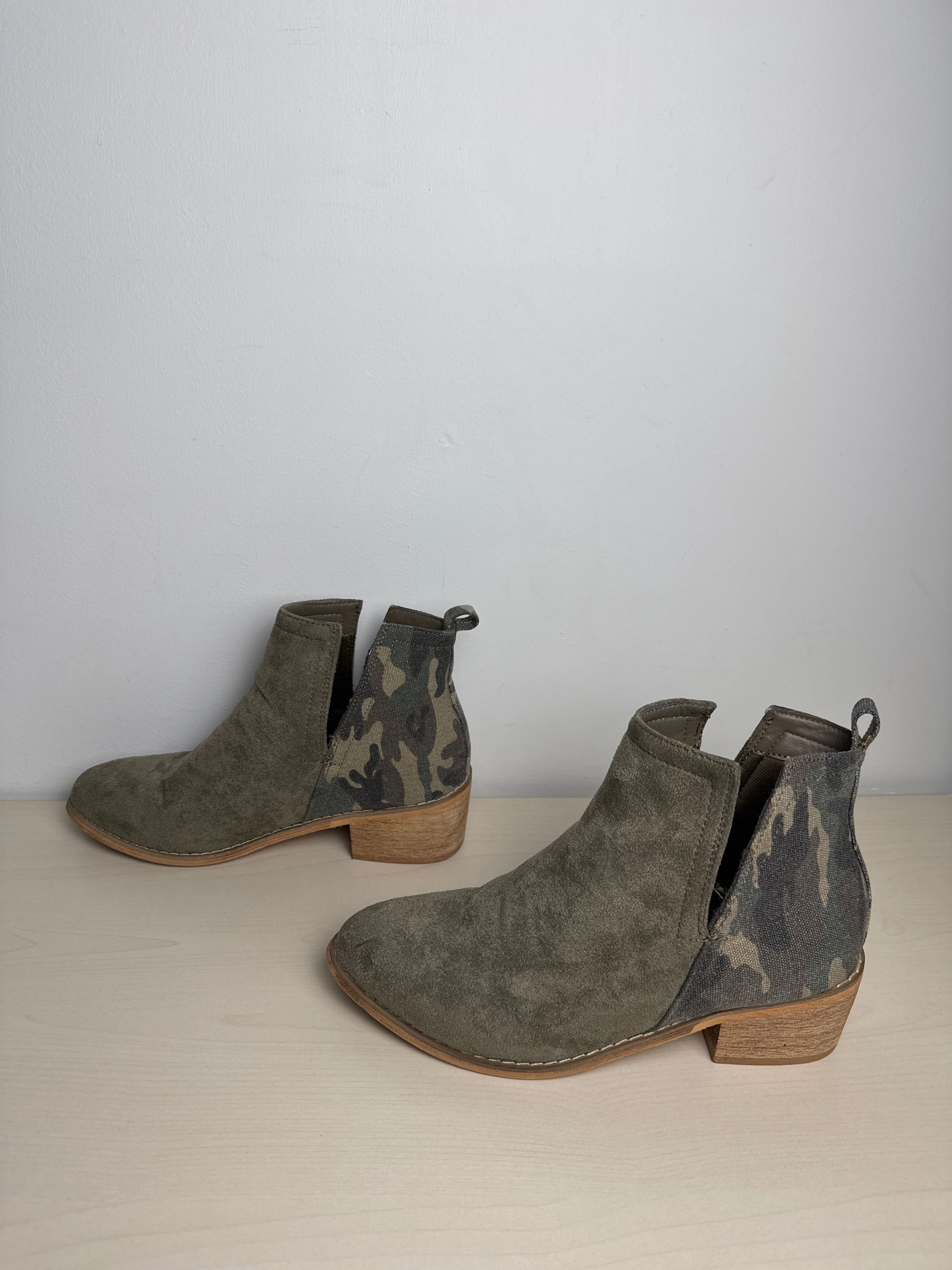 Boots Ankle Heels By Clothes Mentor In Green, Size: 6