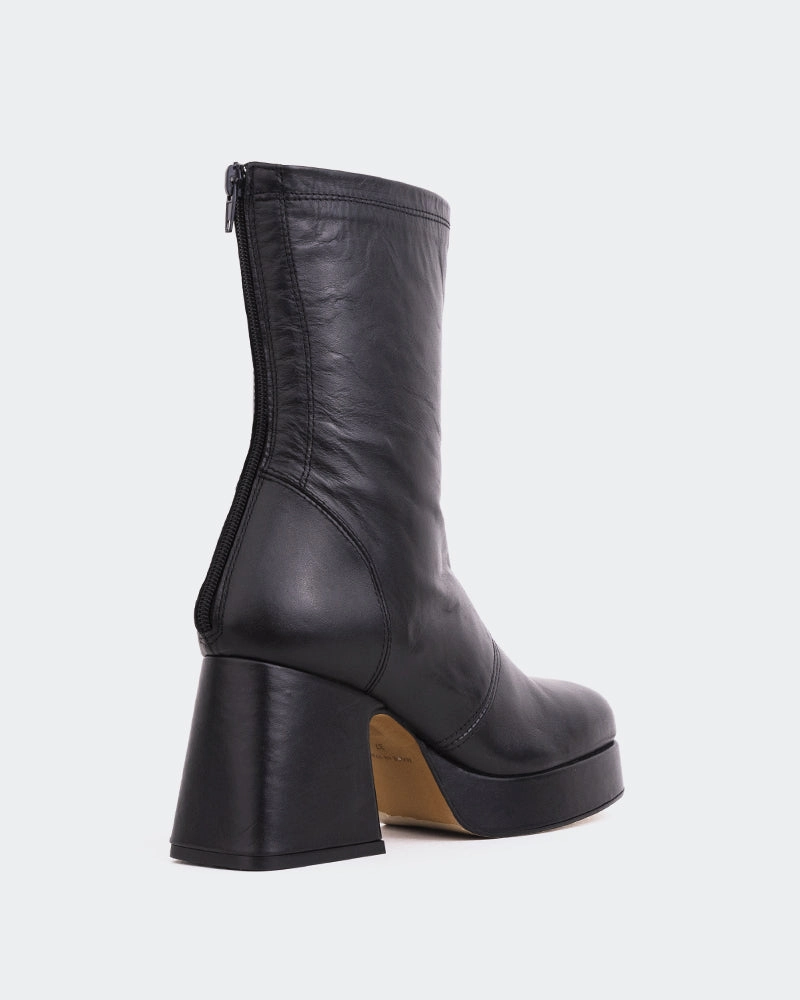 Qoli Black Leather