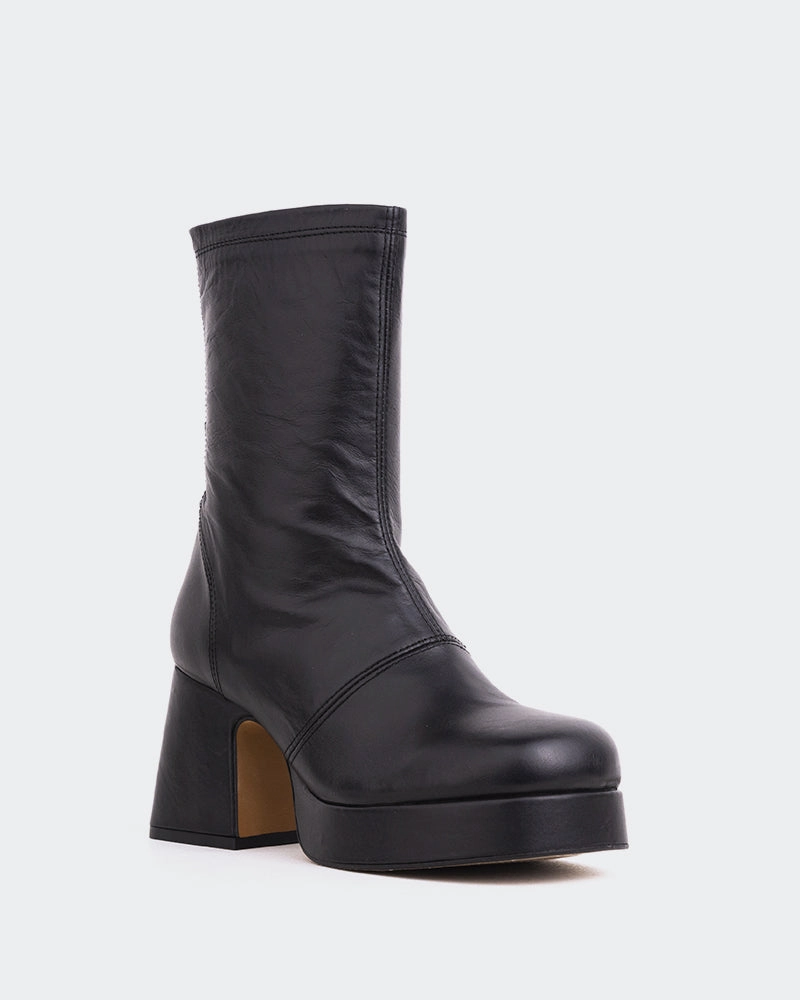 Qoli Black Leather